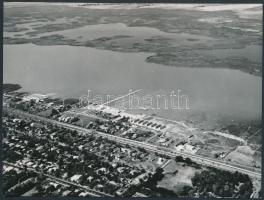 Járai Rudolf(1913-1993): Agárd légifotón, hátoldalon feliratozott MTI sajtófotó, 12x9 cm