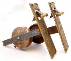 cca 1902 Korányi és Fröhlich Redőnygyár, redőnybehúzó, réz, rozsdás, 19×21 cm