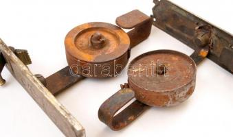 cca 1902 Korányi és Fröhlich Redőnygyár, redőnybehúzó, réz, rozsdás, 19×21 cm