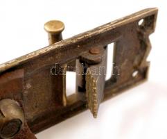 cca 1902 Korányi és Fröhlich Redőnygyár, redőnybehúzó, réz, rozsdás, 19×21 cm