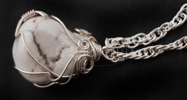 Howlit kővel díszített, galvanizált rézből készült nyaklánc dobozkában, h: 26cm; a dobozban leírás a...