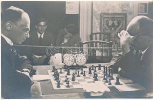 1927 Kecskemét, nemzetközi sakkverseny, feliratozott, jelzetlen fotó Kerny István (1879-1963) hagyatékából, 7x11 cm / 1927 Kecskemét, Hungary, Chess competition, photo from István Kerny(1879-1963), without artist's stamp, 7x11 cm