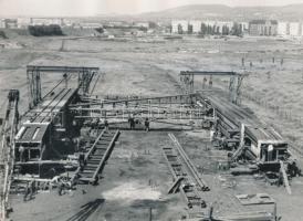 cca 1961 Budapest, Az új Erzsébet híd építésének kezdetén, 4 db fotó, 18x24 cm