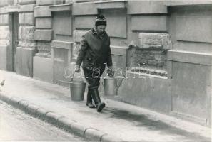 cca 1990 Bánkuti András fotóriporter pecséttel jelzett fotója, 16x24 cm