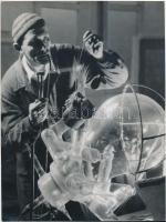 cca 1957 Botta Ferenc (1919-1968): Üvegfúvó, feliratozott vintage fotóművészeti alkotás, 24x18 cm / cca 1957 Ferenc Botta (1919-1968): Glassblower, with description on the verso, 24x18 cm