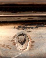 Ezüst (Ag.) doboz, fa rekeszekkel, jelzett, mesterjeggyel (P.V.), gravírozott, belül "Köböl Józ...