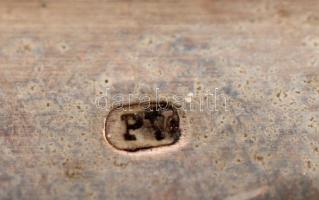 Ezüst (Ag.) doboz, fa rekeszekkel, jelzett, mesterjeggyel (P.V.), gravírozott, belül "Köböl Józ...