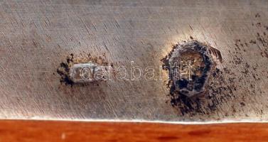 Ezüst (Ag.) doboz, fa rekeszekkel, jelzett, mesterjeggyel (P.V.), gravírozott, belül "Köböl Józ...