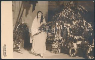 1930 Sándor Erzsi (1885-1962) opera-énekesnő üdvözlő sorai és aláírása őt magát ábrázoló,  Kálmán Oszkár (1887-1971) operaénekesnek küldött levelezőlap hátulján