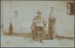 cca 1900 Újságolvasó és pipázó gazda, mellette pipagyújtogató cseléd. Fotólap