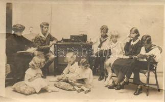 Zita with her children, listening to the radio, Schuhmann photo (fa)