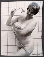 cca 1975 Nem tudsz kicsit várni? Finoman erotikus aktfotó, 40x30 cm / cca 1975 Erotic photo, 40x30 cm