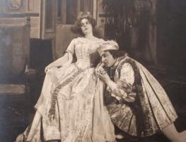 cca 1910 Balogh Rudolf (1879-1944) fotóriporter színpadi felvétele, aláírt, hidegpecséttel jelzett v...