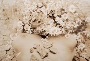 1984 Göbölyös László: Cím nélkül, feliratozott fotóművészeti alkotás, sarkán törésnyommal, 40x30 cm