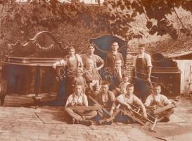 cca 1925 Újpesti bútorasztalos műhely tulajdonosa, segédei és inasai, Gerenday Arthur felvétele, 16x...