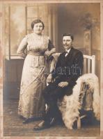 cca 1910 Friedrich János (1874-1959) szentesi fényképész műtermi felvétele egy házaspárról, 22,5x16,...