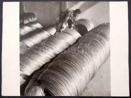 1976 Miskolc, új huzalhorganyzó gépsort adtak át a December 4. Drótművekben, 2 db feliratozott sajtó...