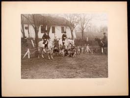 cca 1920 Faragó: Falkavadászat, kartonra kasírozott, pecséttel jelzett fotó, 17x23 cm, karton 25x33 cm