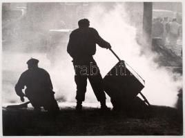 cca 1975 Gebhardt György (1910-1993): Metró építők, feliratozott vintage fotóművészeti alkotás, 29x39 cm