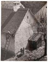 cca 1935 Osoha László: Falurészlet, pecséttel jelzett, feliratozott vintage fotóművészeti alkotás, 37x29 cm