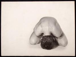 cca 1980 Marinkay István: Akt, pecséttel jelzett vintage fotóművészeti alkotás, 30x40 cm / cca 1980 István Marinkay: Nude, with artist's stamp on the verso, 30x40 cm