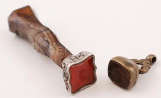 2 db pecsétnyomó: achát nyelű, ezüstfejű pecsétnyomó, h: 7,5 cm; mini réz pecsétnyomó, h: 3 cm