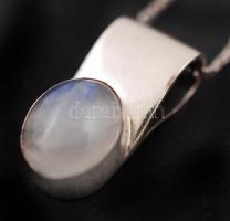 Holdkővel díszített ezüst(Ag) medál ezüstszínű láncon, medál(Ag)jelzett, h: 38 cm, medál súlya br: 2...