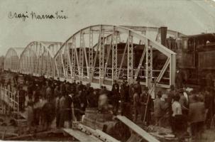 Csap, vasúti hídépítés, terhelési próba / railway bridge construction, locomotive, photo (EB)