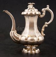 Antik ezüst (Ag.) kiöntő, elefántcsont szerelékkel, jelzett (Bécs 1862), mesterjeggyel (CR), apró horpasással, tetején a levelek hiányosak, gravírozott, poncolt, m:25,5 nettó: 668 g