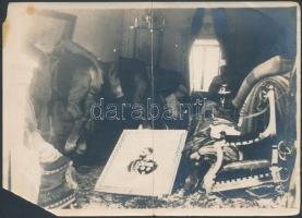 1916 Predeal a román királyi váróterembe bekötött német katonalovakkal és a király levert festményével. Hajtott. / 1916 Predeal. Waiting-room of the Romanian king with the horses of German soldiers. (folded)