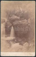 cca 1890 Turisták pihenője a vízesésnél, keményhátú fotó, 16x10 cm