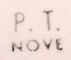 Fa fedeles falra akasztható sótartó, kézzel festett, apró kopásnyommal az alján, jelzett, 14x16x9 cm