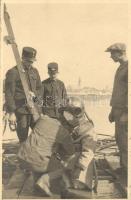 1932 Magyar búvár merülése Szolnokon, a Tisza vízén / Hungarian diver, photo