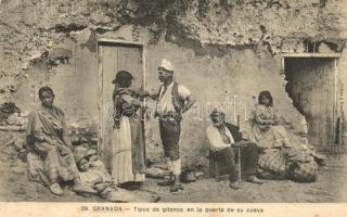 Tipos de gitanos en la puerta de su cueva, Granada / Types of Gypsies in Granada (EK)
