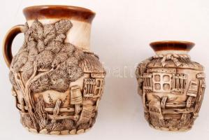 Kerámia kiöntő és váza plasztikus falusi témájú mintával, hibátlanok, jelzés nélkül, m: 11 és 15 cm