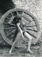 Lussa Vince (1924-2006): Akt kerék előtt, fotó, hátulján pecséttel jelzett, 22,5×17 cm /  Nude photo, with photographer's stamp, 22,5×17 cm