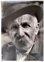 Bednárik József: Parasztportré, nagyméretű fotó, hátulján feliratozva, 40×28 cm /  József Bednárik: Portrait of a peasant, huge photograph, with inscription on its back, 40×28 cm