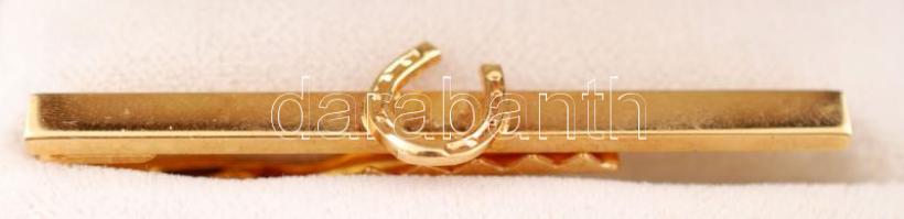Aranyszínű nyakkendőtű kis patkóval díszítve, dobozban, h: 5,5 cm