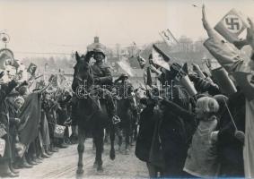 1938 Anschluss, a németek bevonulása Salzburgba, eredeti fotó hátoldalt feliratozva. Franz Krieger (1914-1993) náci propaganda fotós képe / 1938 Anschluss. German entry to Salzburg. Propaganda photo of Franz Krieger (1914-1993) nazri propaganda photographer. 18x12 cm