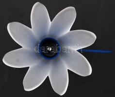 Margaréta fém szárból és üveg szirmokból álló gyertyatartó, d: 11 cm, m: 6 cm