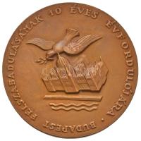 Boldogfai Farkas Sándor (1907-1970) 1955. "Budapest felszabadulásának 10 éves évfordulójára / Budapest Főváros Tanácsa" Br emlékérem dísztokban (60mm) T:2