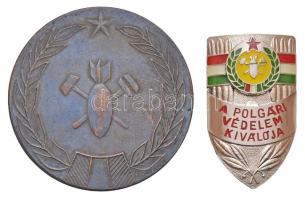 ~1970. "Polgári védelem kiválója" zománcozott fém jelvény dísztokban (40,5x23,5mm) + "Polgárvédelmi gyakorlat - Budapest Pest megye" fém érem (48mm) T:1,1-,2