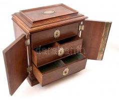 XIX. sz. vége: Ékszertartó szekrényke. Belül három fiókkal, hozzá való kulccsal. Kisebb restaurálásr...