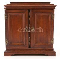 XIX. sz. vége: Ékszertartó szekrényke. Belül három fiókkal, hozzá való kulccsal. Kisebb restaurálásr...