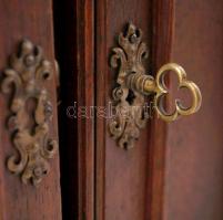 XIX. sz. vége: Ékszertartó szekrényke. Belül három fiókkal, hozzá való kulccsal. Kisebb restaurálásr...