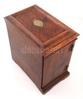 XIX. sz. vége: Ékszertartó szekrényke. Belül három fiókkal, hozzá való kulccsal. Kisebb restaurálásr...