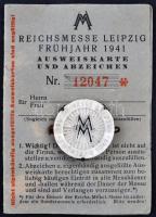 Német 3. Birodalom 1941. "Lipcse Tavaszi Vásár 1941" fém és műanyag jelvény igazolvánnyal együtt, jelvény hátoldalán sorszám és "OSTPREUSSISCHES KUNSTHARZ-PRESSWERK KÖNIGSBERG (PR.)" (30mm) T:2,2- German Third Reich 1941. Reichsmesse Leipzig Frühjahr 1941" plastic and metal badge with ID card, the badge is numbered with "OSTPREUSSISCHES KUNSTHARZ-PRESSWERK KÖNIGSBERG (PR.)" on its reverse (30mm) C:XF,VF