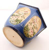 XX. sz eleje: Két részből álló talpas kaspó. Papagájokat és trópusi virágokat ábrázoló díszítéssel. ...