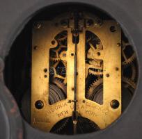 XIX. sz vége: Antik asztali/kandalló óra oroszlánfejes díszítéssel, aranyozott számlappal, felet és ...