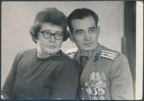 1970 Román katonatiszt(ruháján sok kitüntetéssel) fotója, hátoldalon felirattal, 13x9 cm / 1970 Romanian soldier's photo, 13x9 cm